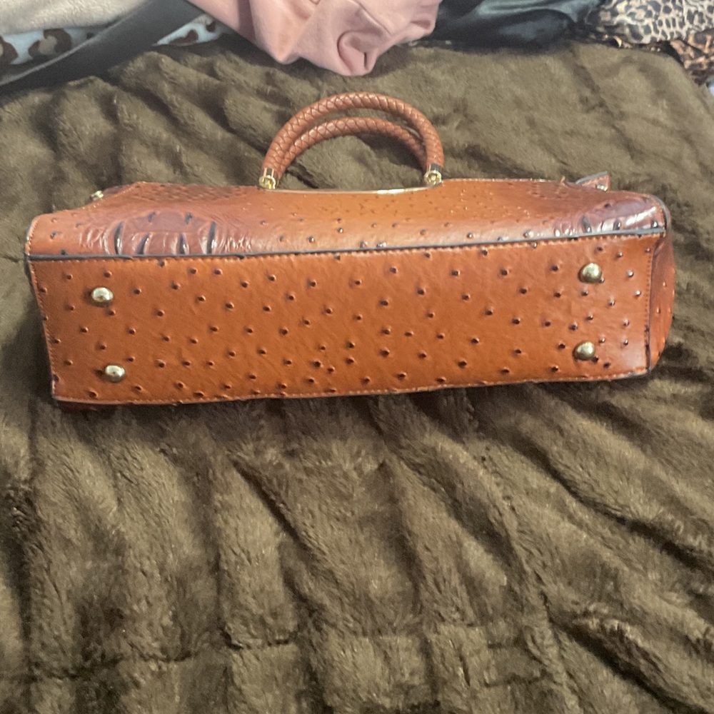 Elegant Brown Leather Handbag - Picture 2 of 5